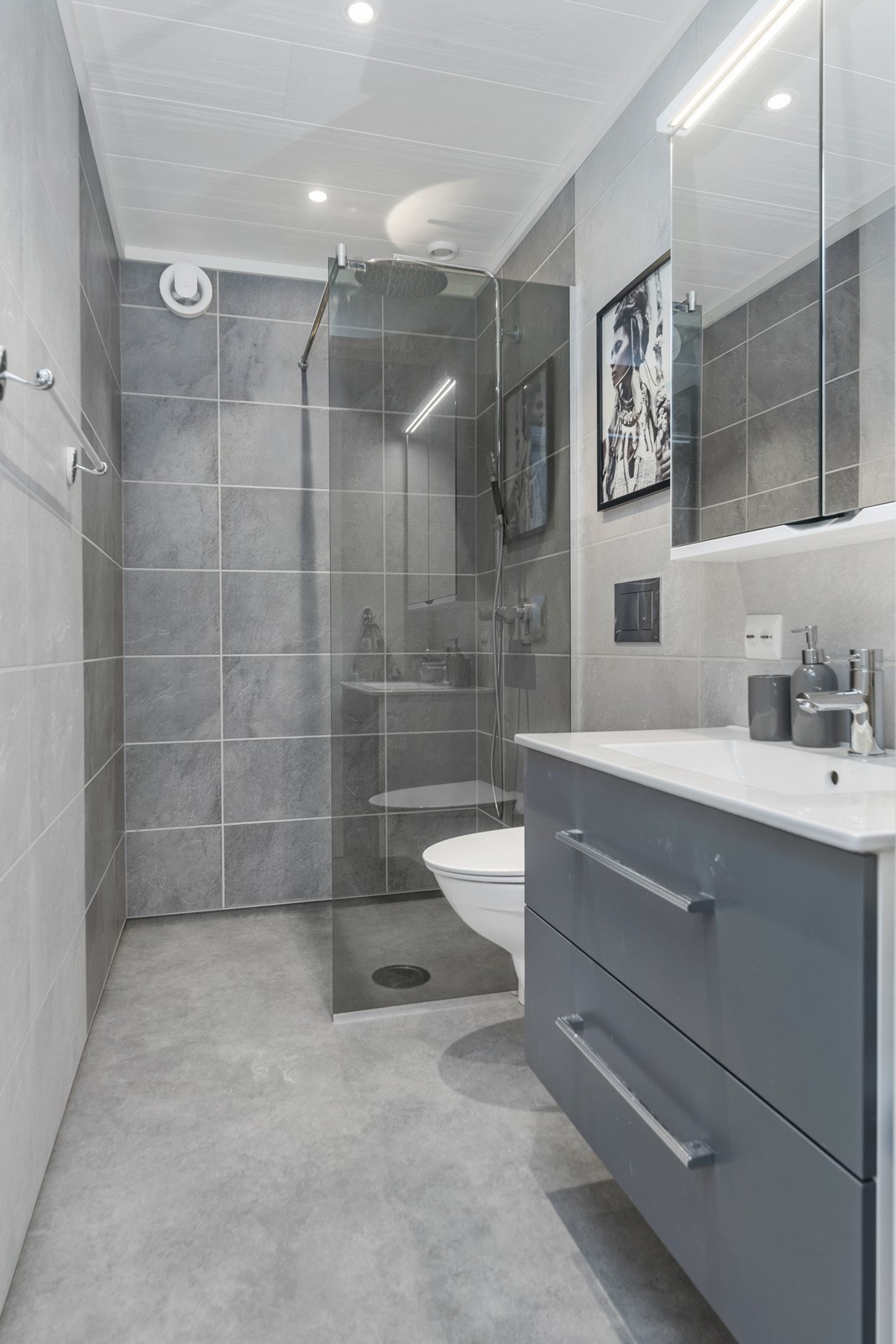 Bad 2. etg er nylig pusset opp med nye overflater og fremstår moderne Galleribilde