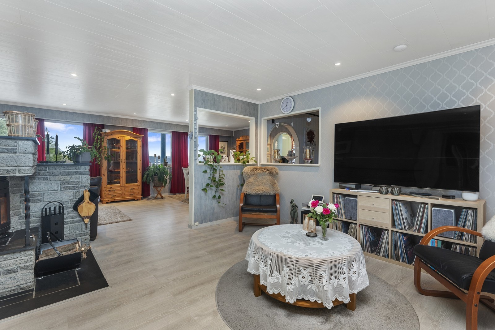 lys og åpen stuedel som tilrettelegger for møblering i ulike soner Galleribilde