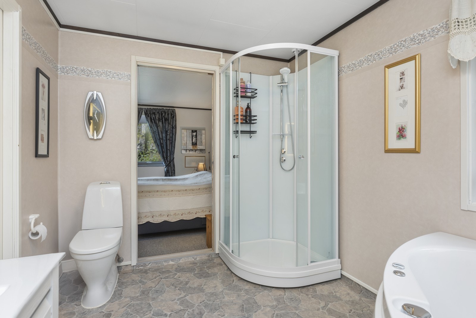 Badet har tilknytting til etasjens soverom Galleribilde