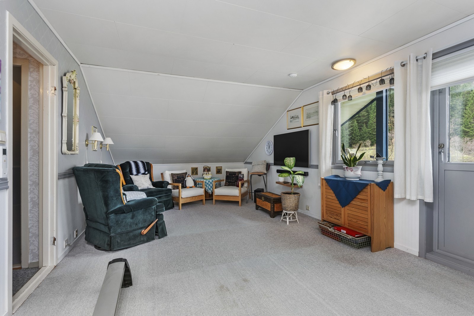 Boligens 2. etg byr på loftstue, 2 soverom, bad og et kott Galleribilde