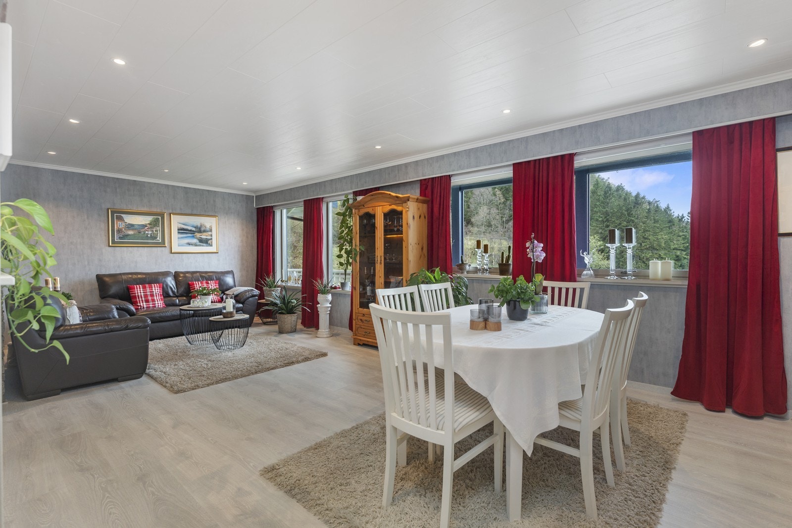 Store vindusflater med god utsikt til sjøen Galleribilde