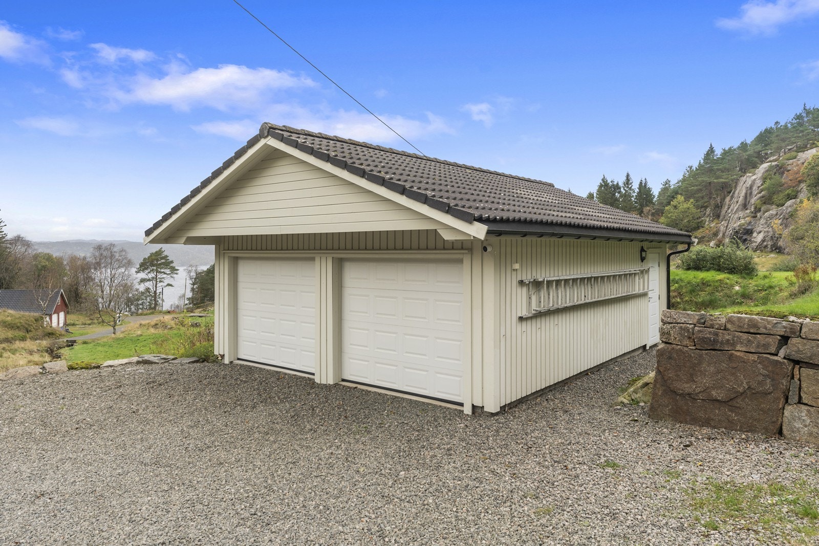 Frittliggende dobbel garasje med elektrisk portåpner Galleribilde