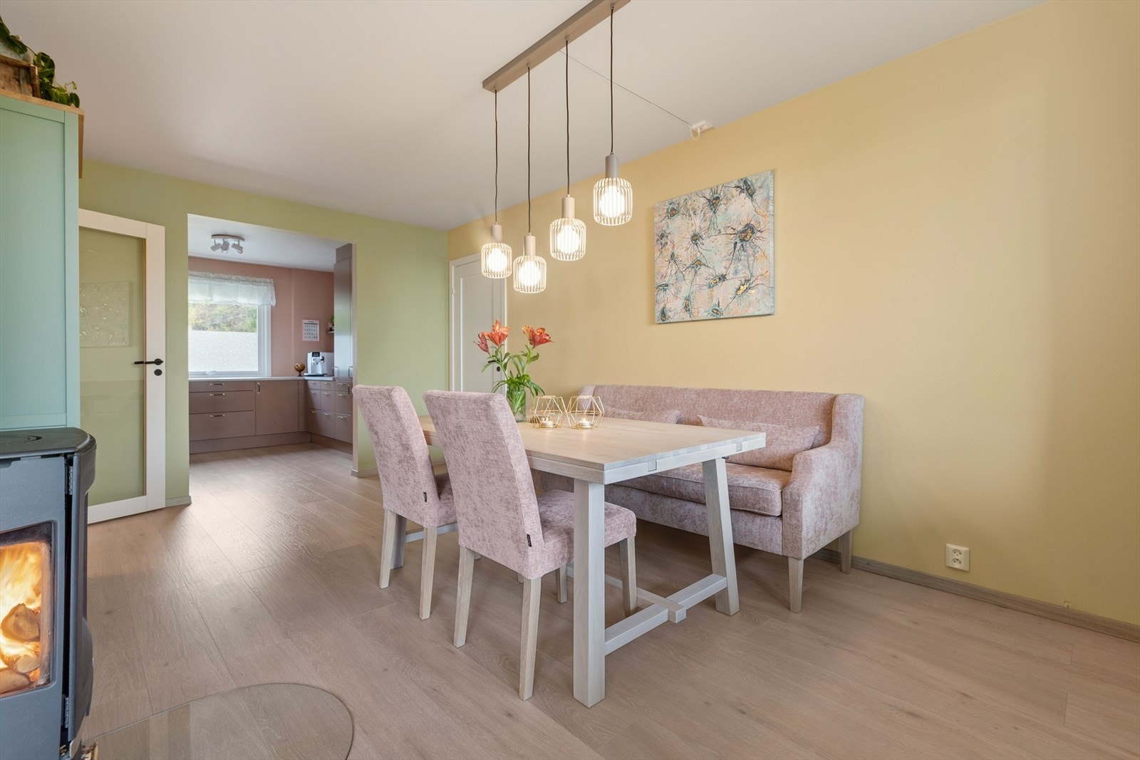 Kjøkkenet et i delvis åpen løsning med spisestuedelen. Galleribilde