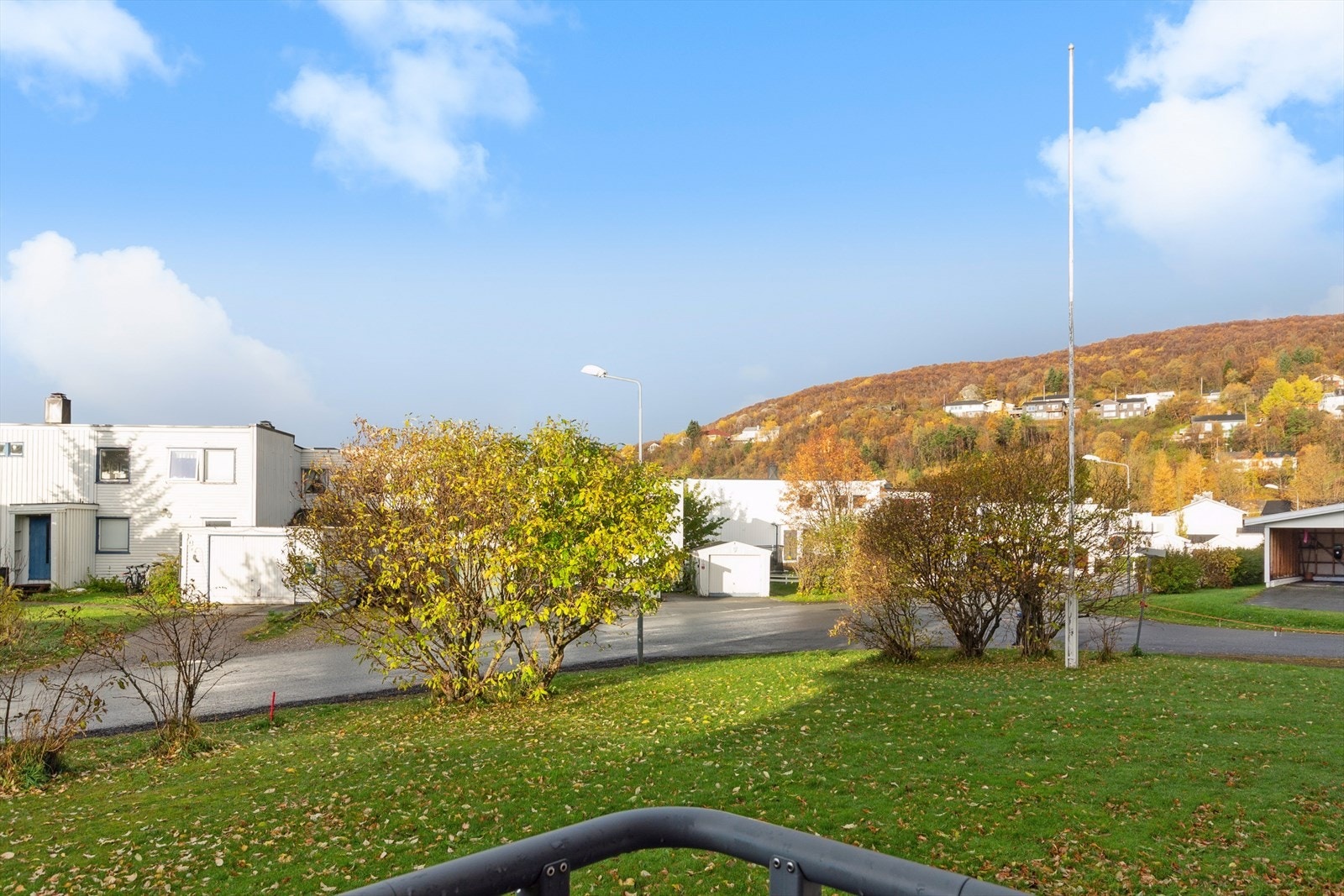 Her bor man i naturskjønne omgivelser, med kort vei til sentrum. Galleribilde