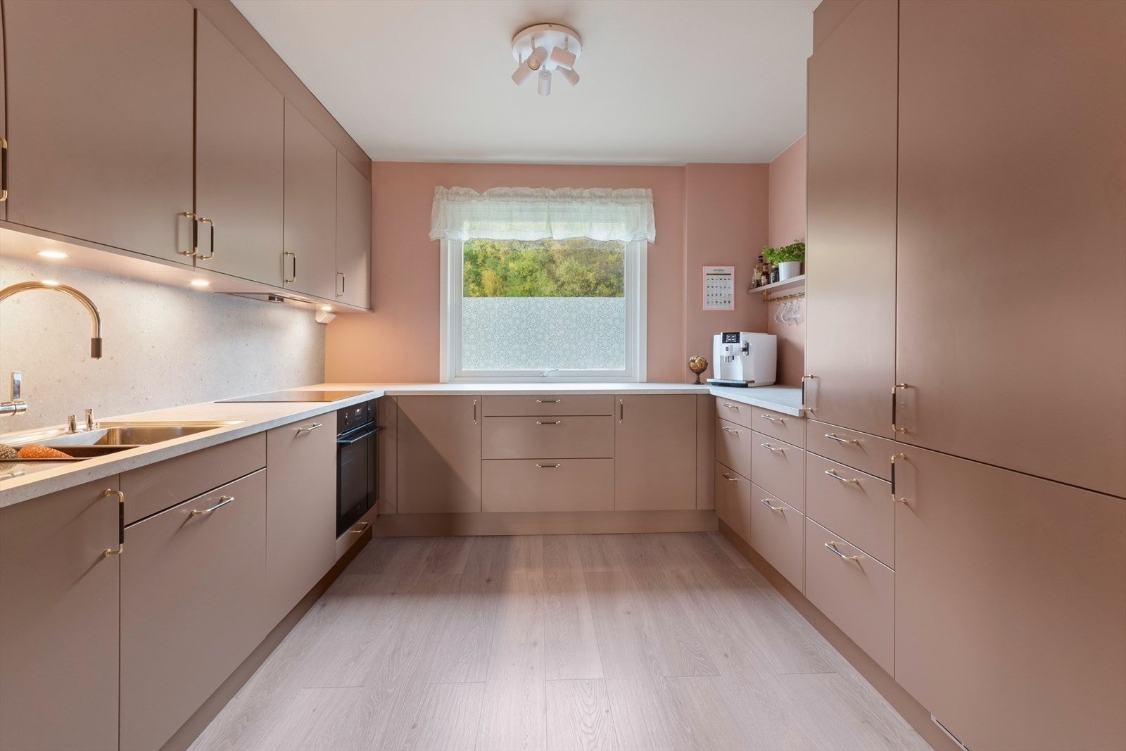 Det er rikelig med skuffer, skap- og benkeplass på kjøkkenet. Galleribilde