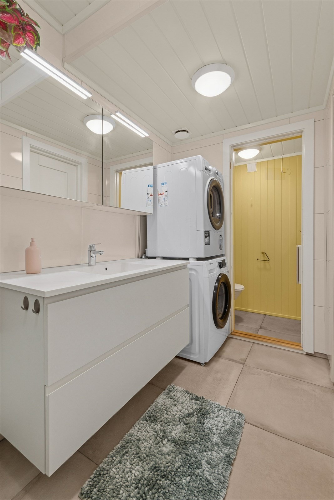 Baderom mot toalettrommet. Galleribilde