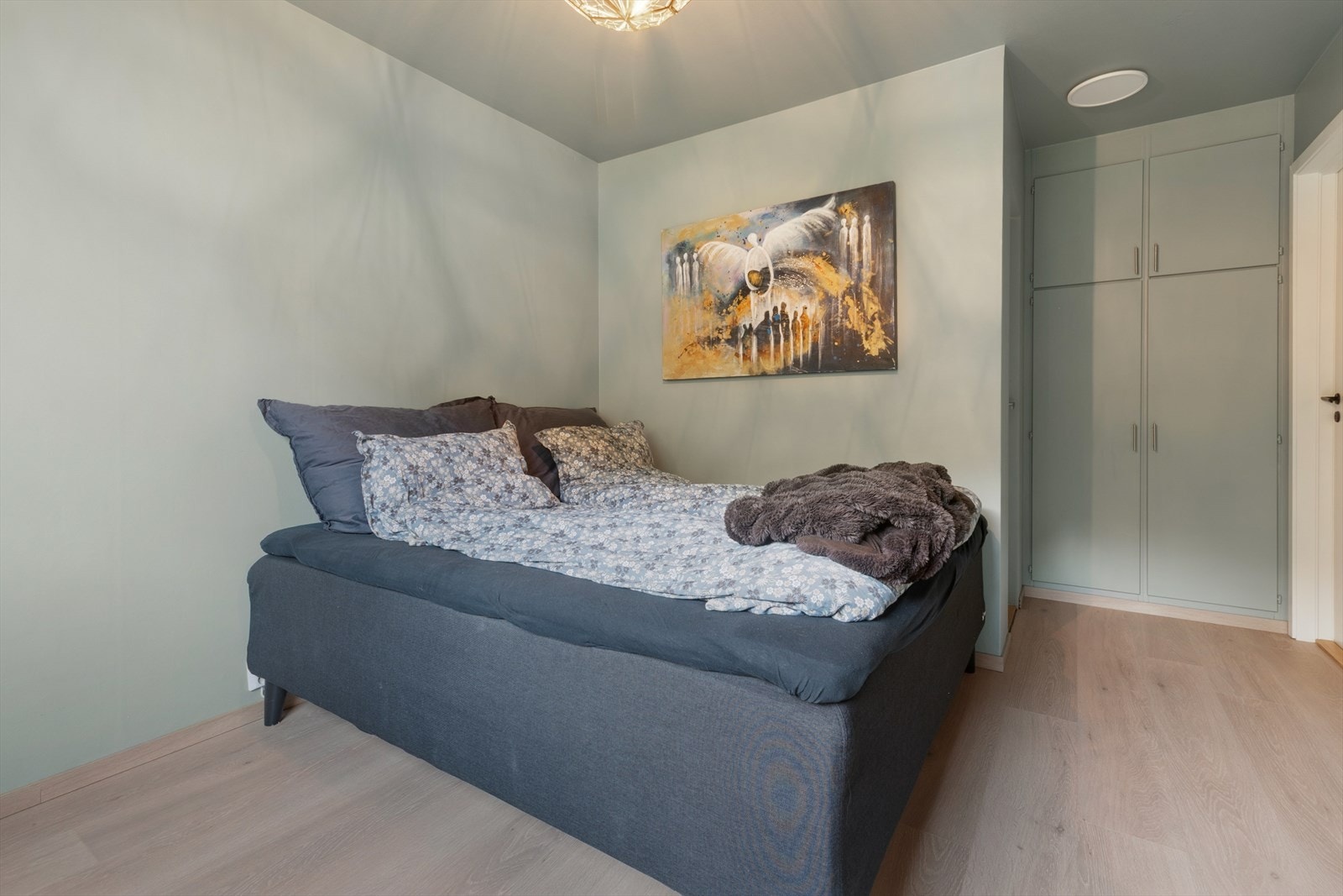 Hovedsoverommet har integrert originalt garderobeskap og egen walk-in-garderobe. Vegger og tak er malt i samme farge, som gir en ekstra god romfølelse. Galleribilde