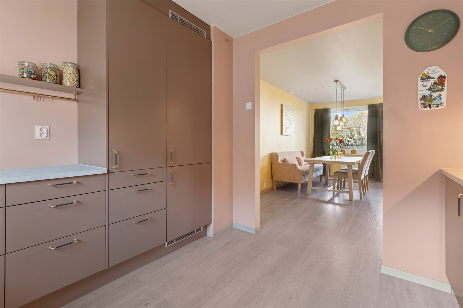 Hvitevarer som komfyr, koketopp, oppvaskmaskin og kjøl/fryseskap er integrert og alle medfølger. Galleribilde