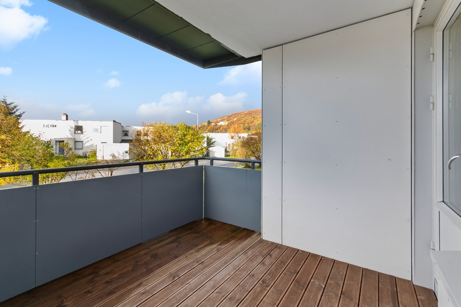 En tiltalende 3-roms beliggende i et etablert og veldrevet borettslag øverst på Vollen i Rønvik. Galleribilde