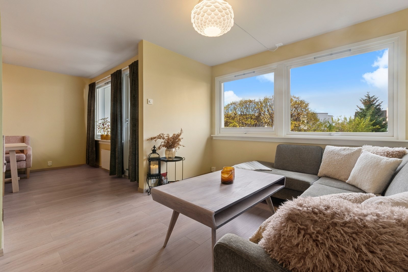 Det er gode møbleringsmuligheter med plass til både sofagruppe og spisebord. Fra stuen har du adkomst til en fin balkong med gode solforhold. Galleribilde