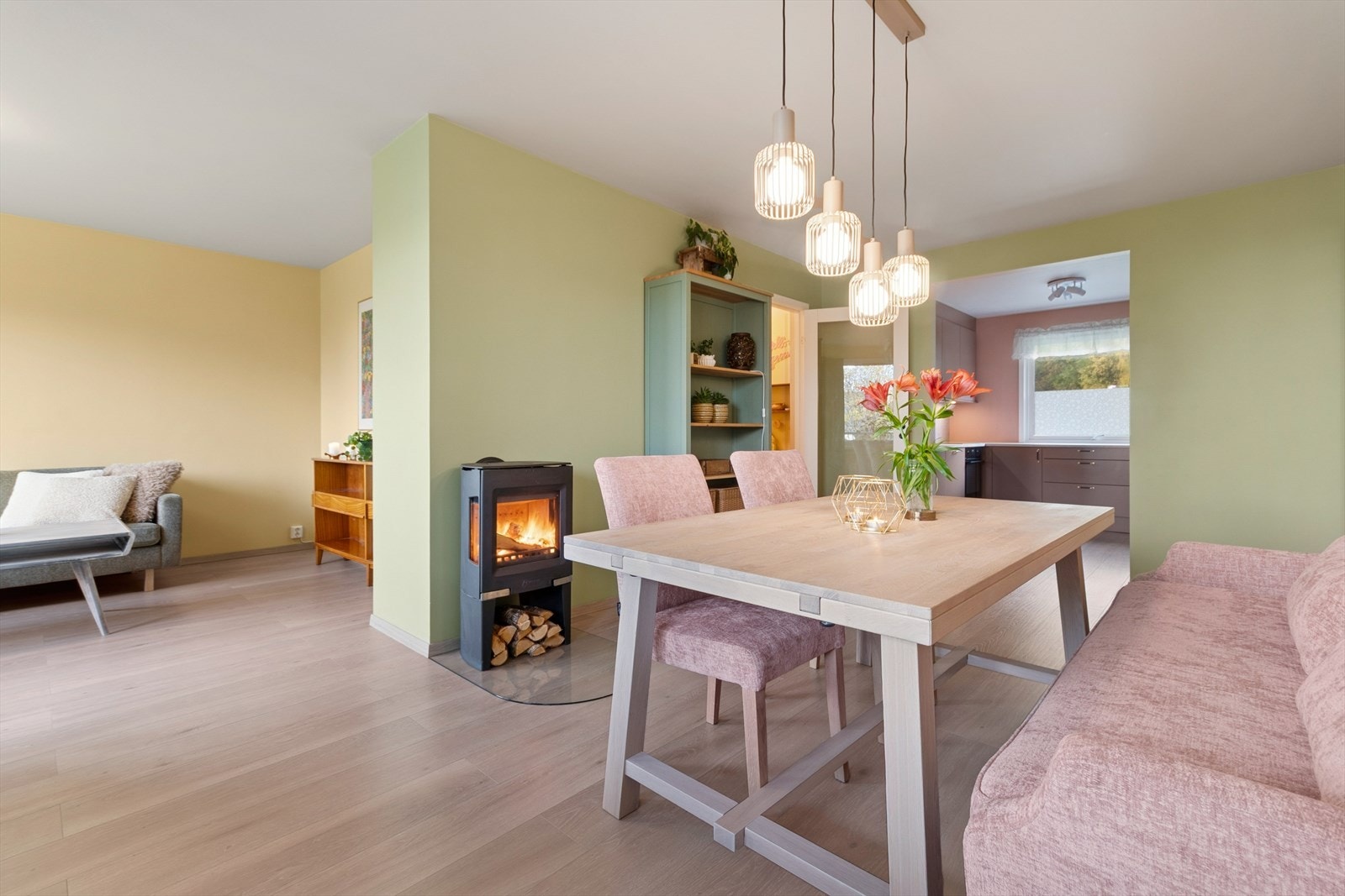 Invitér venner og familie til gode måltider. Rentbrennende peisovn gir ekstra hygge på sene høst - og vinterkvelder. Galleribilde