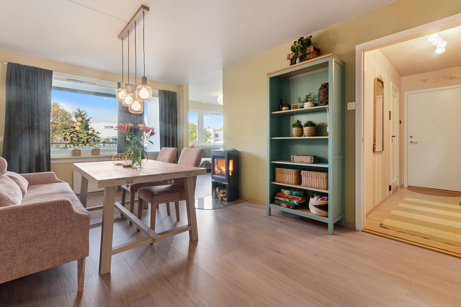 Leiligheten er gjennomgående med lys fra to sider. Galleribilde