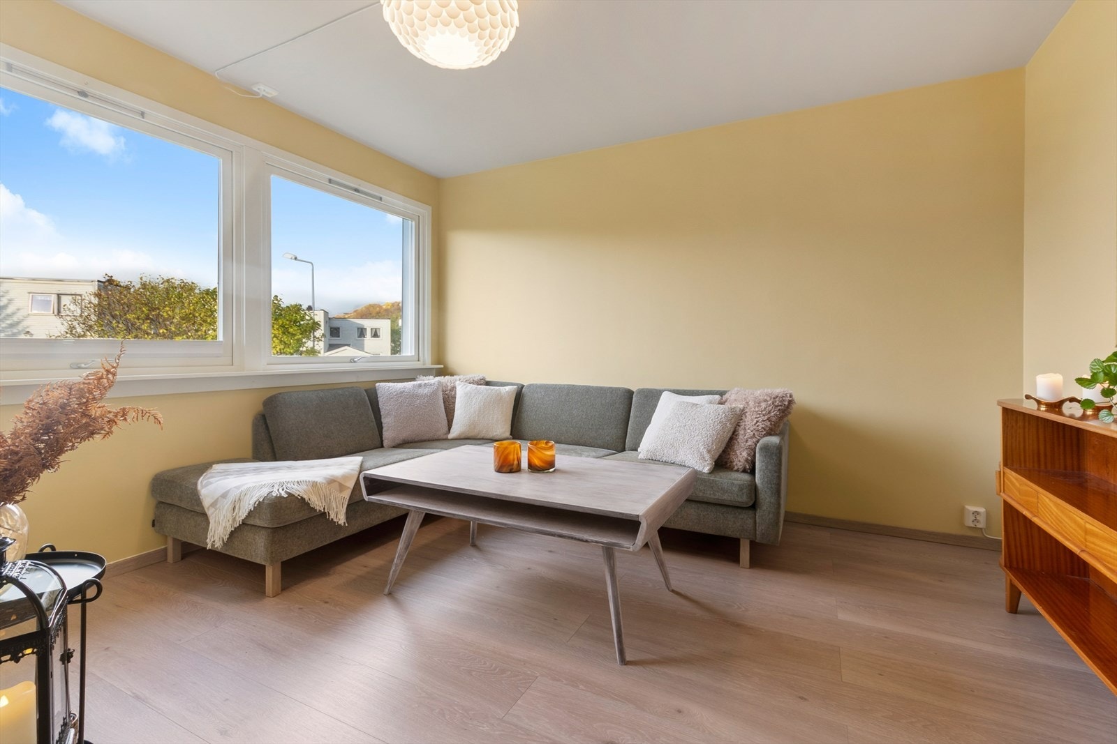 Stuen har rikelig med lysinnslipp fra de store vindusflatene. Pent laminatgulv og ellers fine overflater i leiligheten. Galleribilde