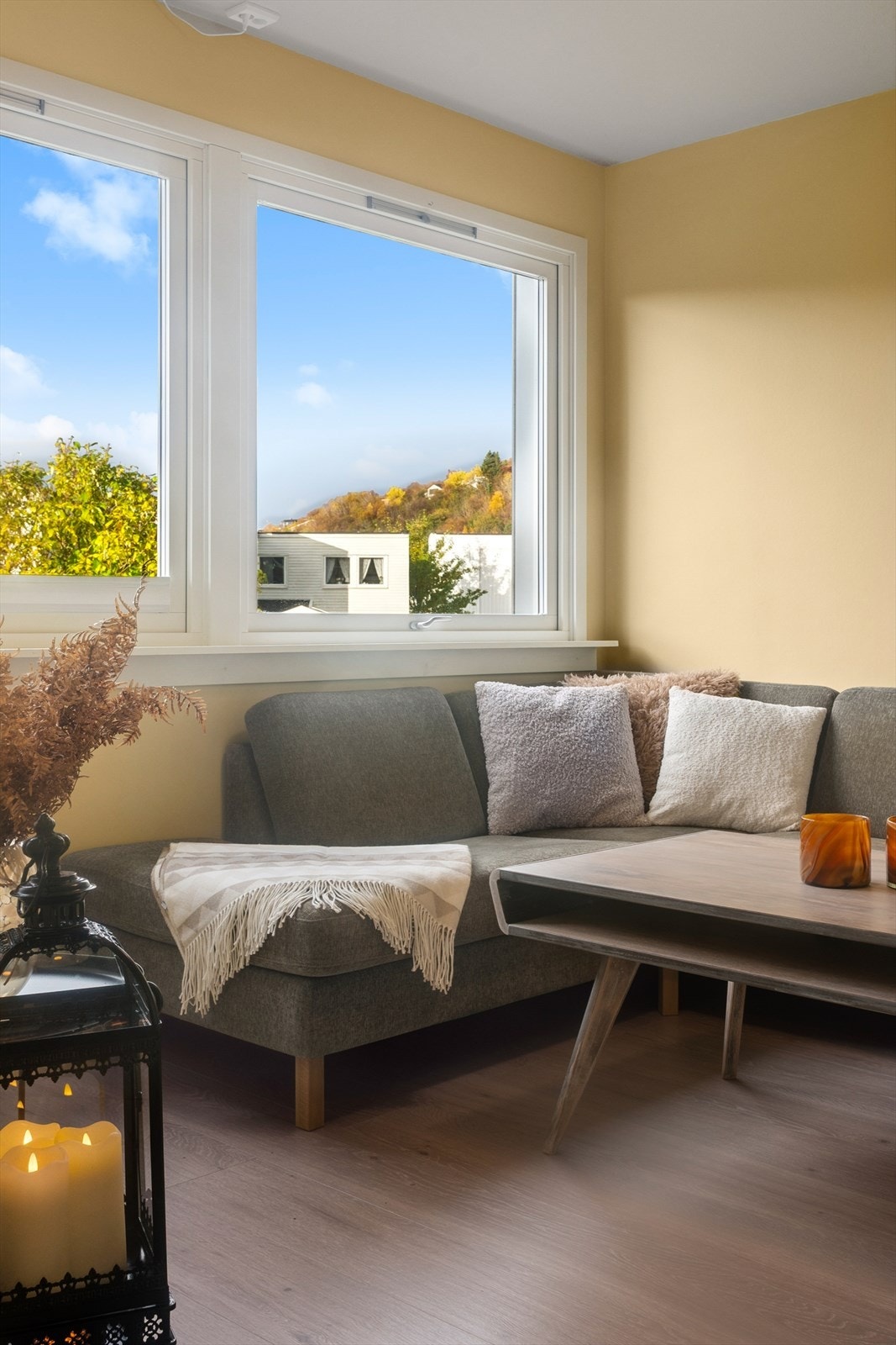 Veggene er malt i lyse og moderne farger. Galleribilde