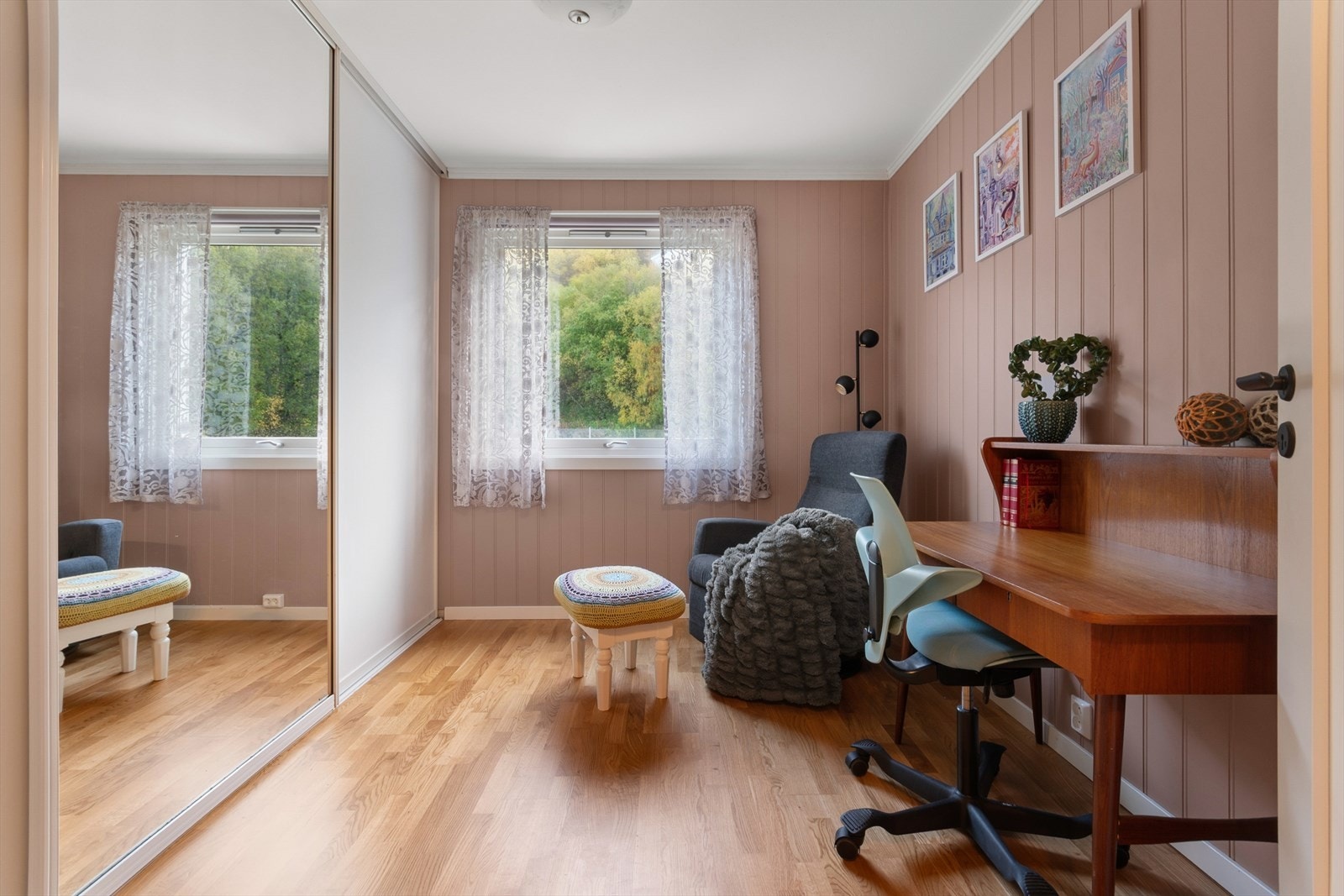 Soverom 2 er også romslig og har praktisk skyvedørsgarderobe med speilfront. Bruk gjerne rommet som barnerom, gjesterom eller kontor. Galleribilde