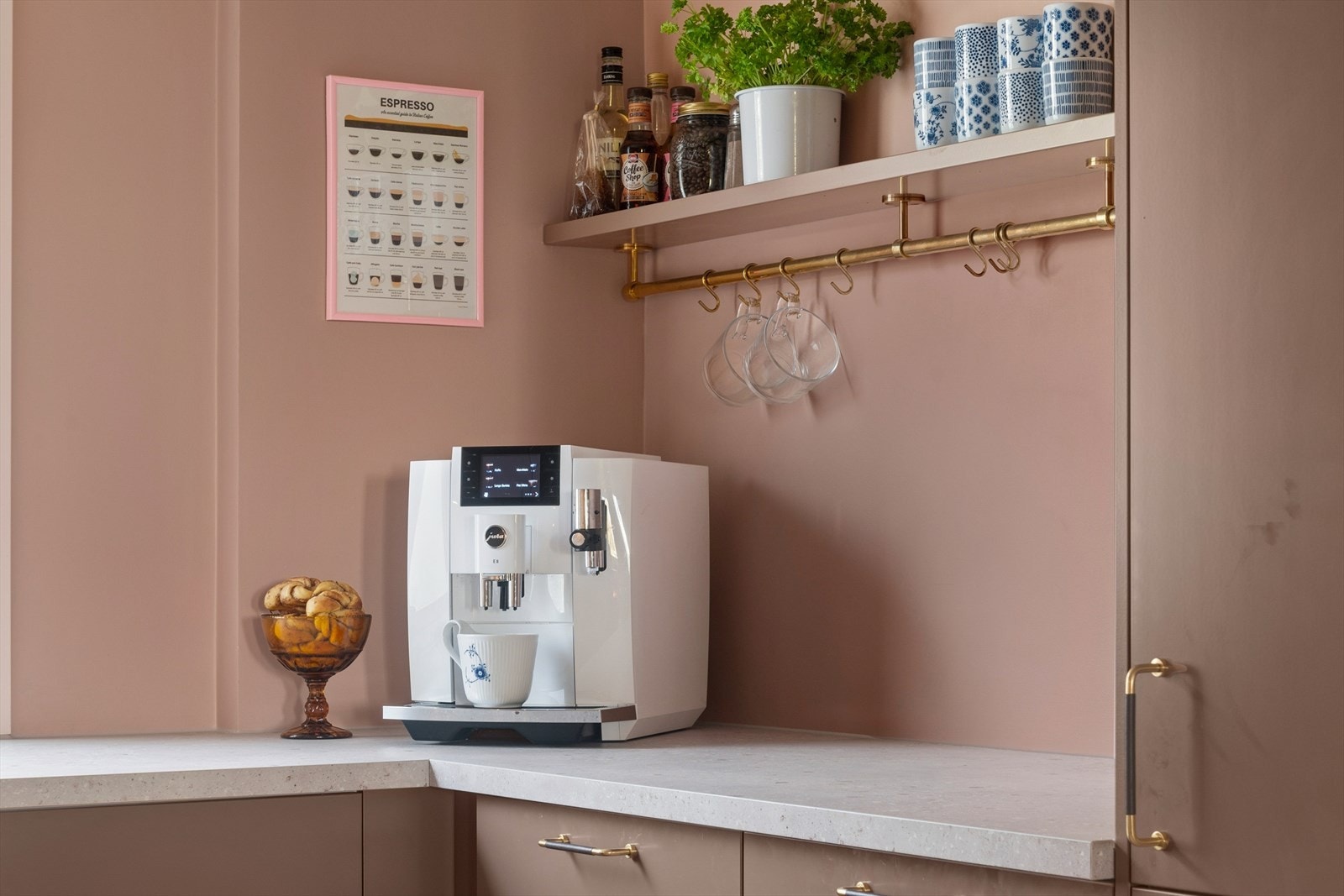 Legg merke til samspillet fargen på kjøkkeninnredningen og veggene har. Galleribilde