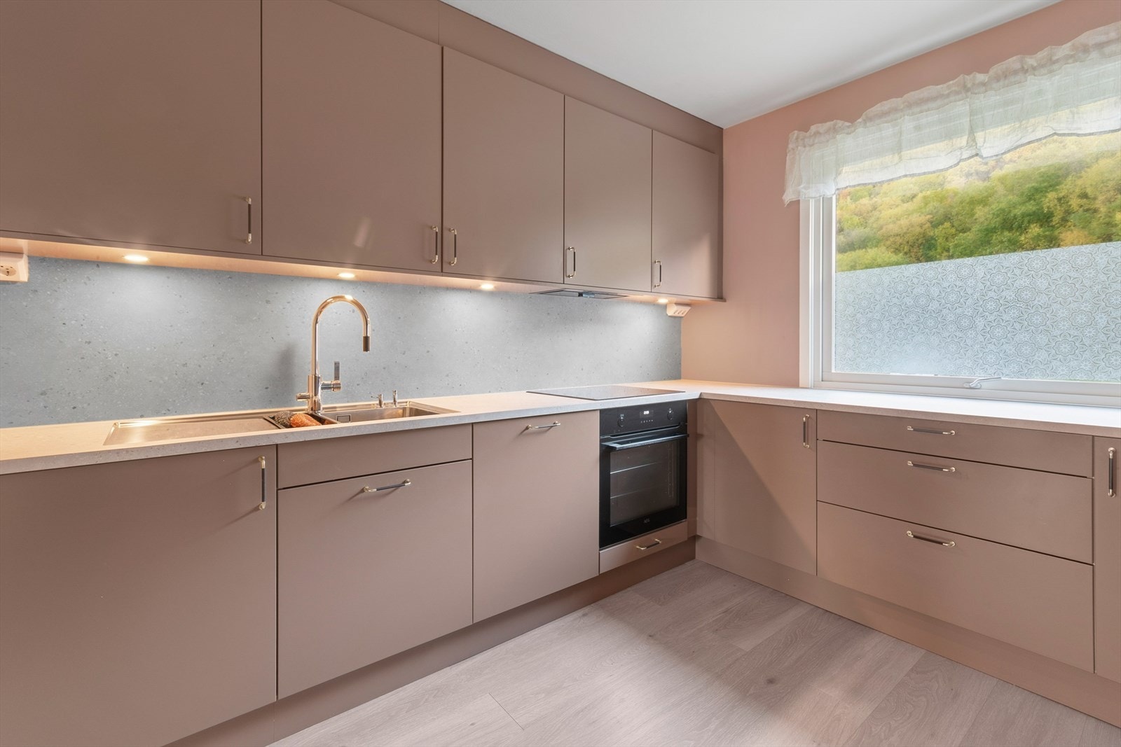 Det er kjøkkenventilator med avtrekk ut. Waterguard er installert under kjøkkenbenk. Lys under overskap og godt med stikkontakter. Galleribilde