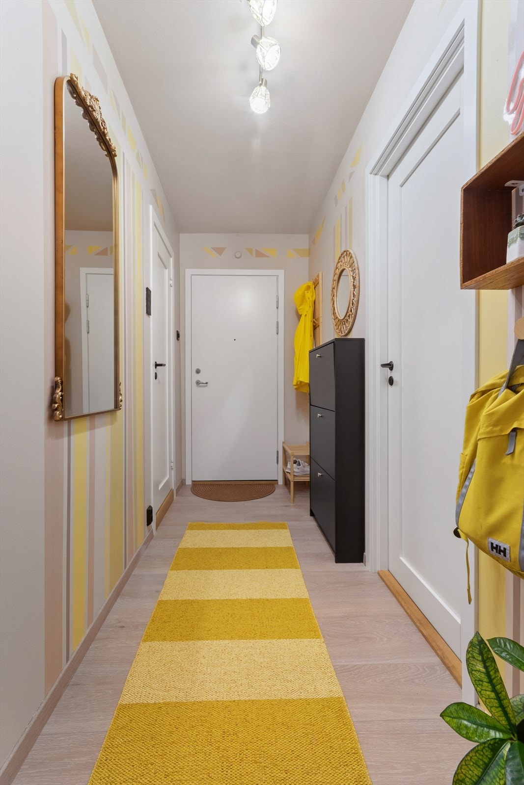 Man ønskes velkommen inn i en fin og lys entré med god plass til å henge fra seg yttertøyet og sette fra seg skoene Galleribilde