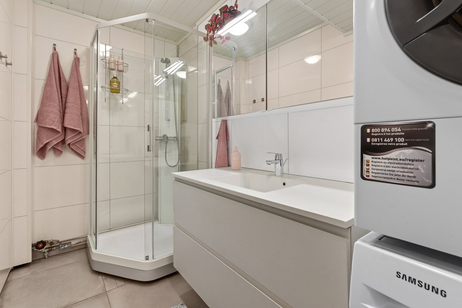 Badet har flislagt gulv med elektriske varmekabler, baderomsplater på veggene. Opplegg for vaskemaskin. Galleribilde