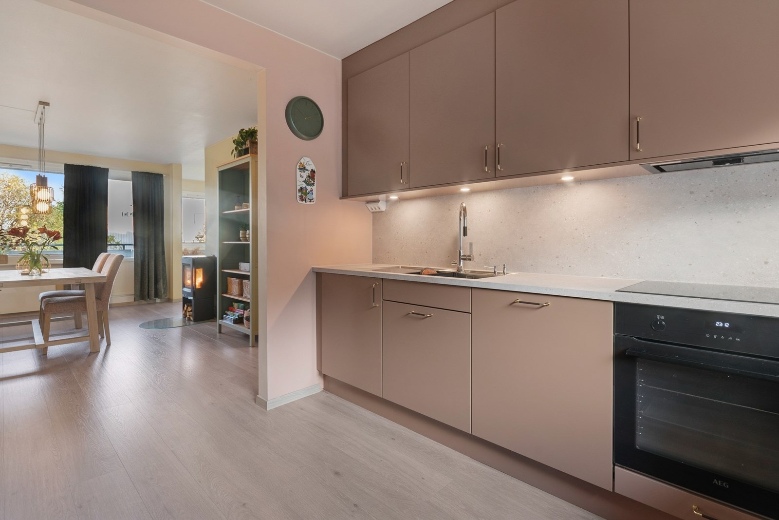 Kjøkkenet har innredning med glatte fronter og nedfelt stålvask med benkebeslag. Galleribilde