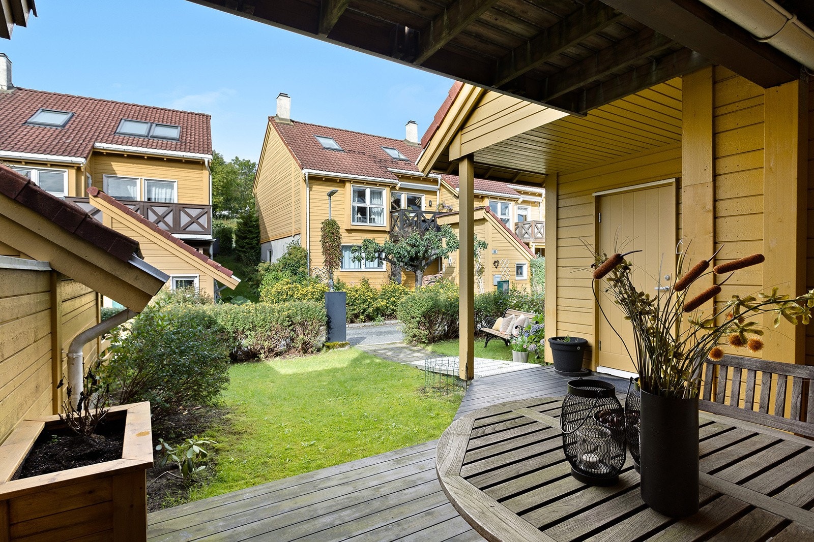 Boligen har hage med terrasse på begge sider av boligen. Her kan du nyte både morgensol og kveldssol på egen tomt. Galleribilde