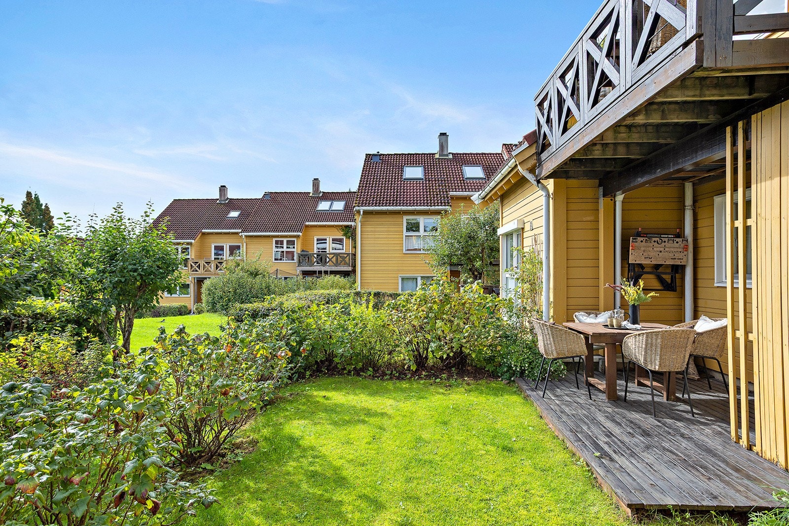 Solrik og pent opparbeidet hage med nydelig utsyn. Galleribilde