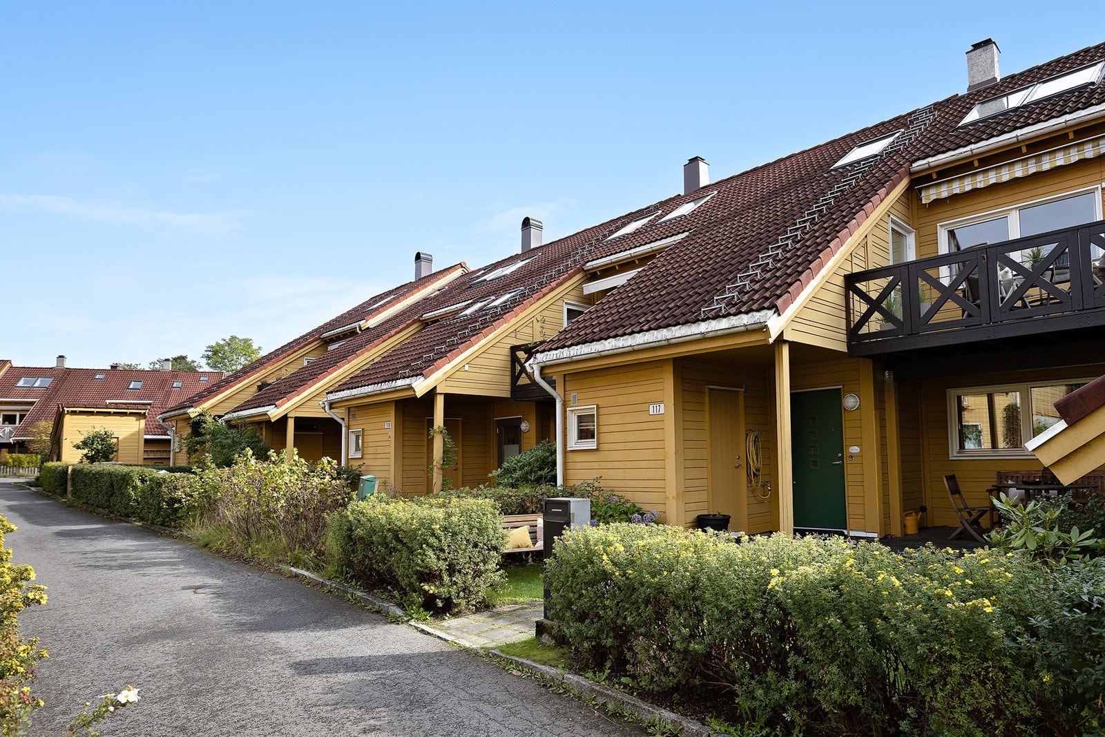 Gaustadveien 117 - inngangsparti. Barnevennlige og bilfrie omgivelser, med mulighet til å kjøre til inngangen ved behov. Galleribilde