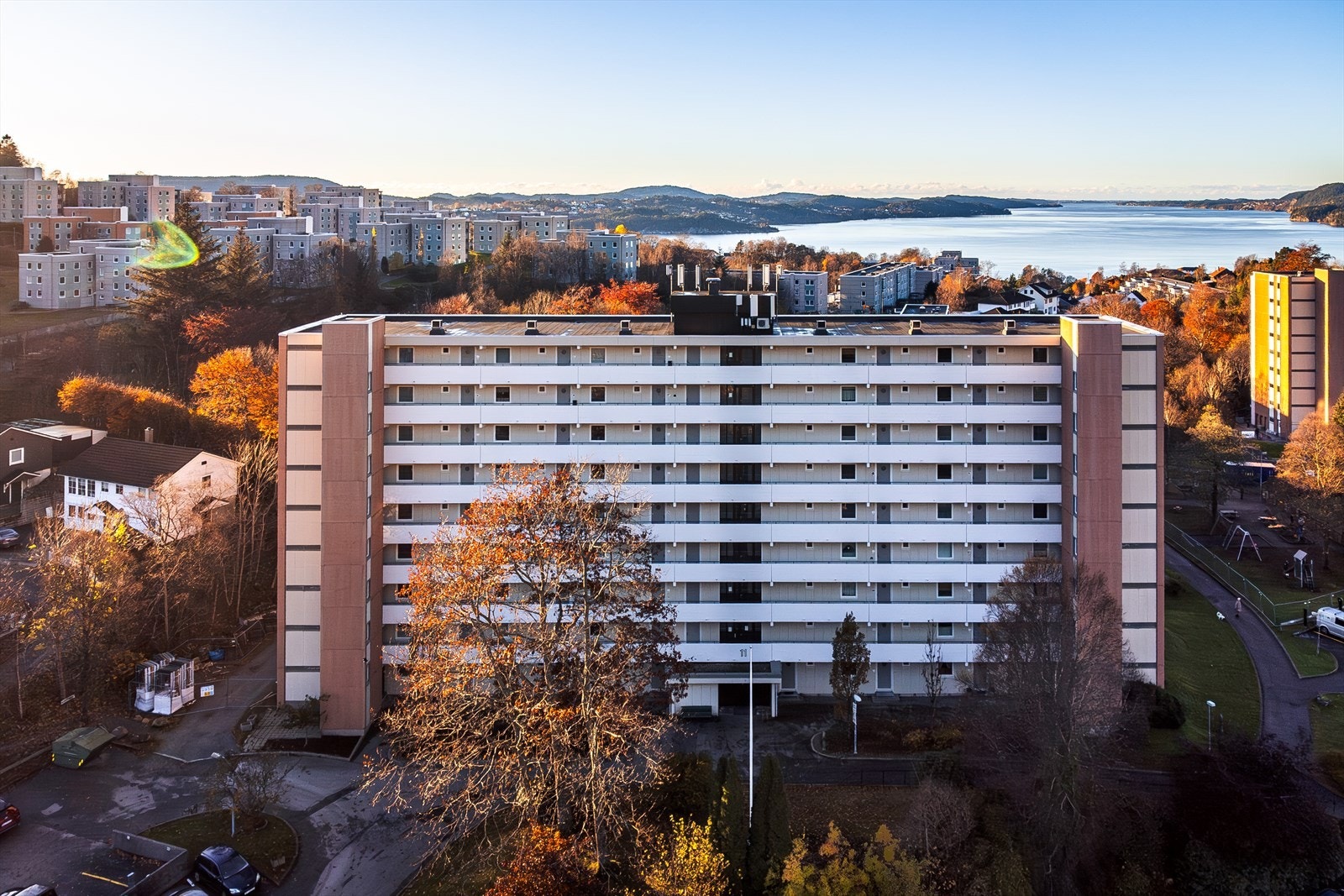 Toppe Borettslag er mangfoldig og har engasjerte beboere i alle generasjoner. Toppe er med sine 521 leiligheter blant landets største borettslag, fordelt på 22 bygninger. Det er heis i bygget! Galleribilde