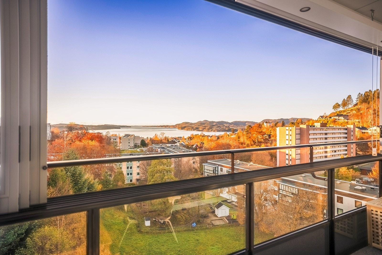 Toppleilighet i 9. etasje med stor innglasset balkong og spektakulær utsikt mot fjord og fjell! Galleribilde
