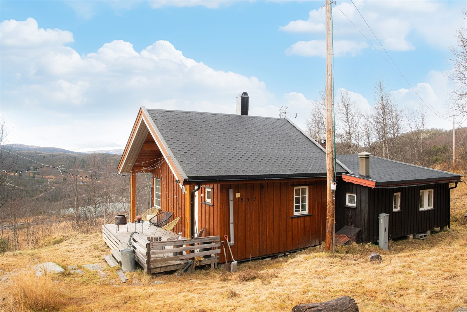 Hytta har innlagt strøm, grunnboret vann (ikke innlagt vann og avløp) og biotoalett. Galleribilde