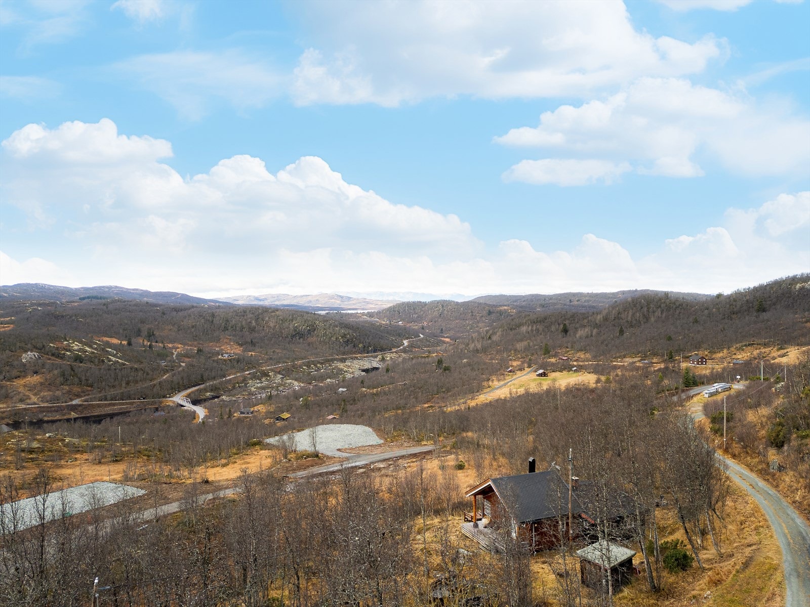 I vinterhalvåret finnes det flere skisenter i nærheten med tilbud for både unge og gamle. Det er ca. 19 km til Vierli Skiesenter og ca. 24 km unna finner du Rauland Skisenter, eller ca. 32 km i motsatt retninger har du Gaustablikk skisenter. Galleribilde