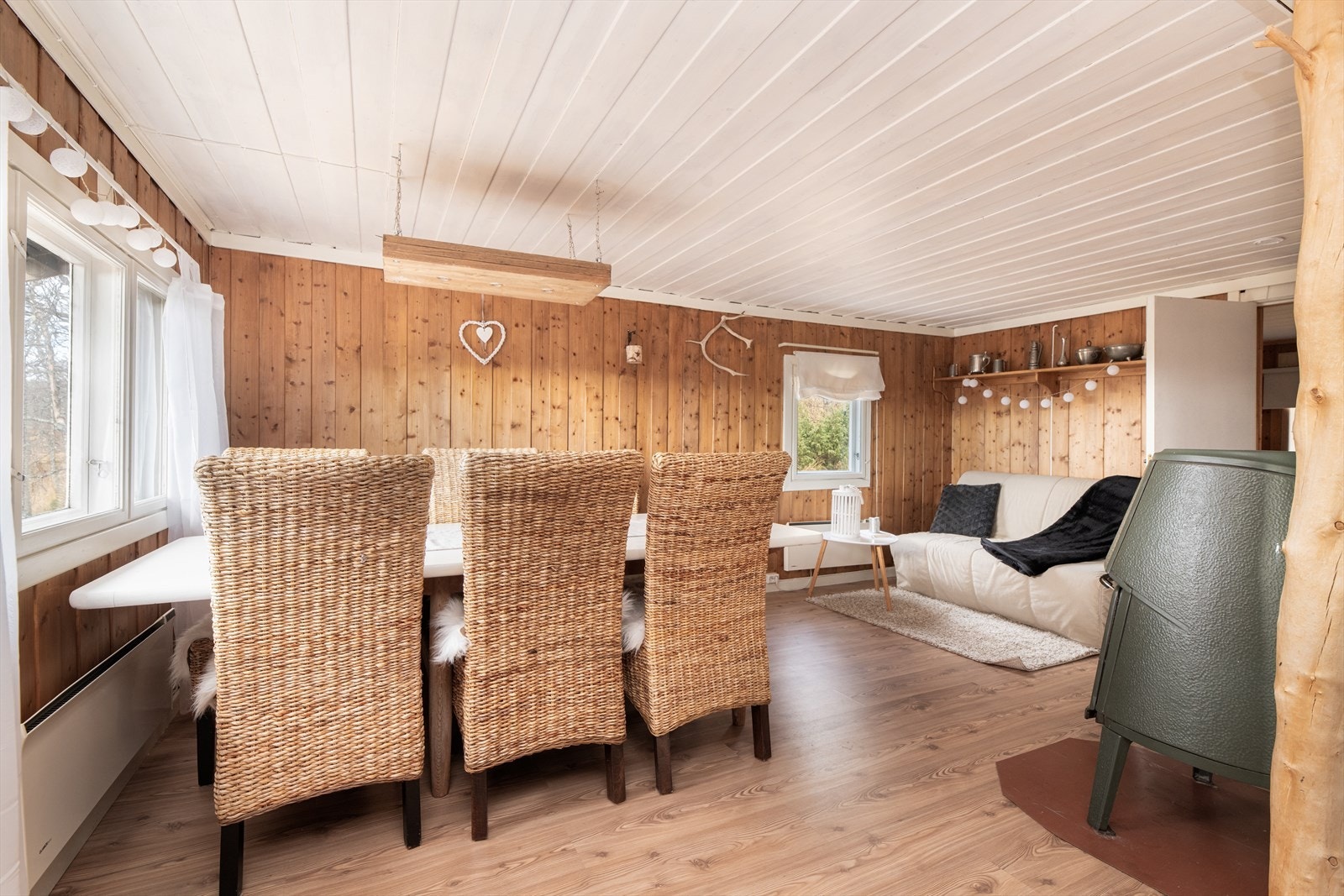 Spisestuen ligger i delvis åpen løsning med kjøkkenet. Her er det montert vedovn som gir god varme. Galleribilde