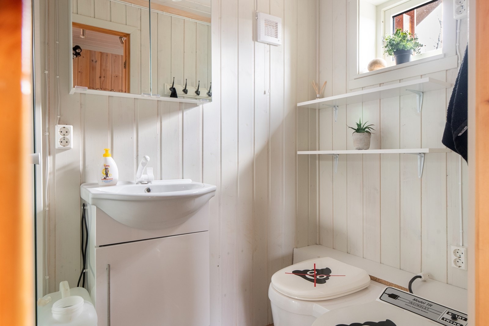 Det er ikke sluk i gulv, men avløp direkte til terreng. Vann bringes i tank med pumpesystem for vask og dusj. Galleribilde