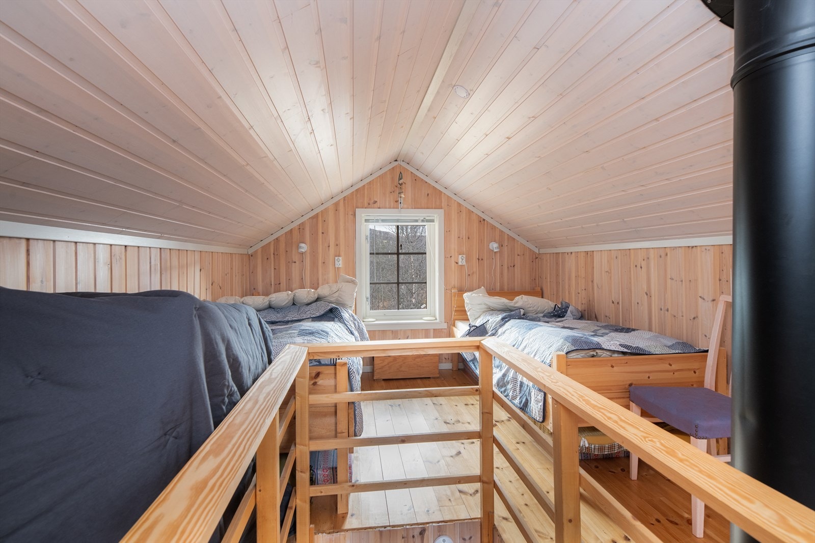 I tilbygget fra 2011 er det trapp opp fra stuen til romslig hems. Galleribilde