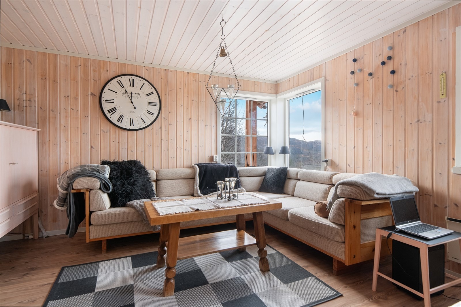 Stuen er lys og trivelig med god plass til sofagruppe. Galleribilde