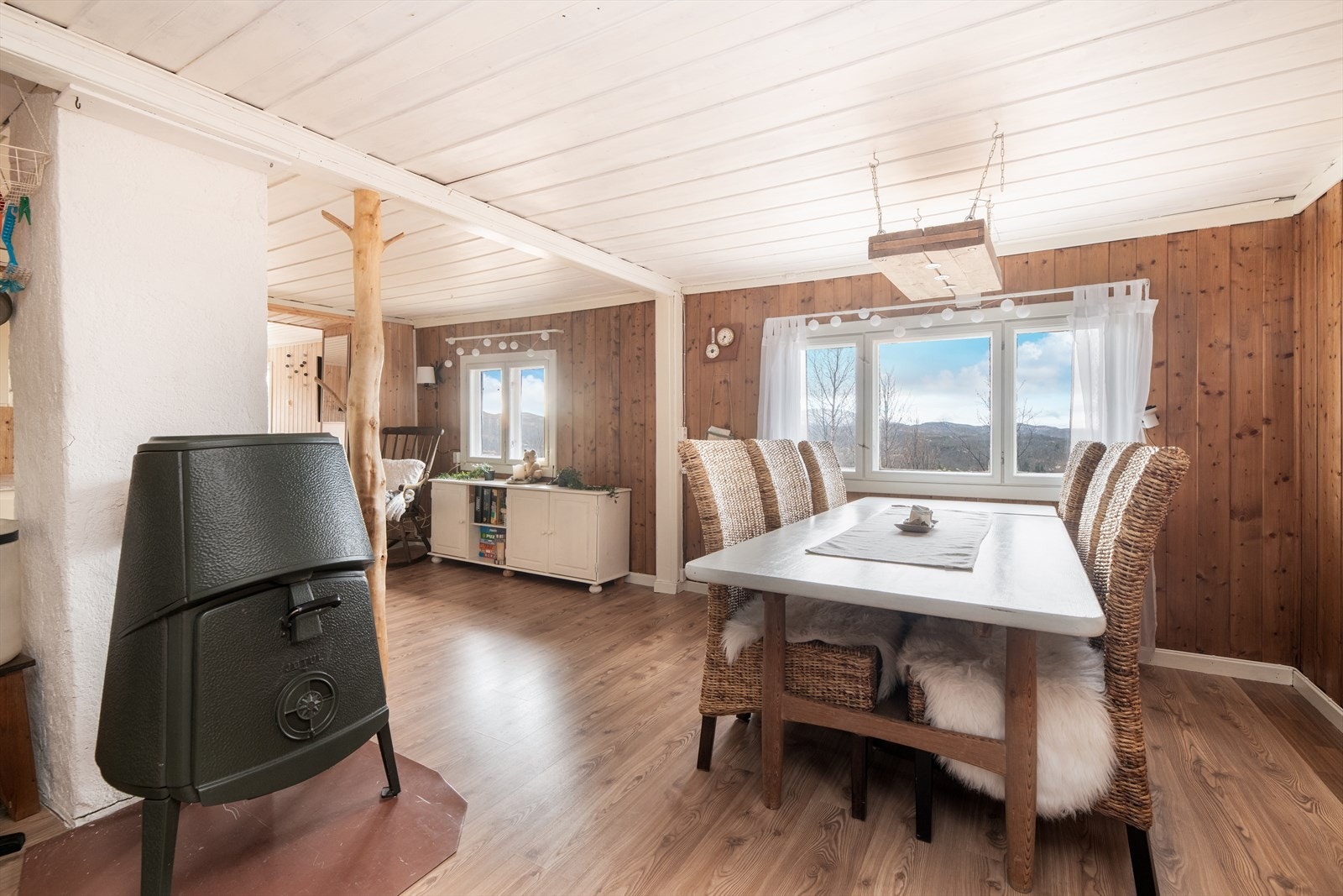 Hytta har romslige oppholdsrom med gode vindusflater som slipper inn rikelig med naturlig lys samt gir fint utsyn til naturen. Galleribilde