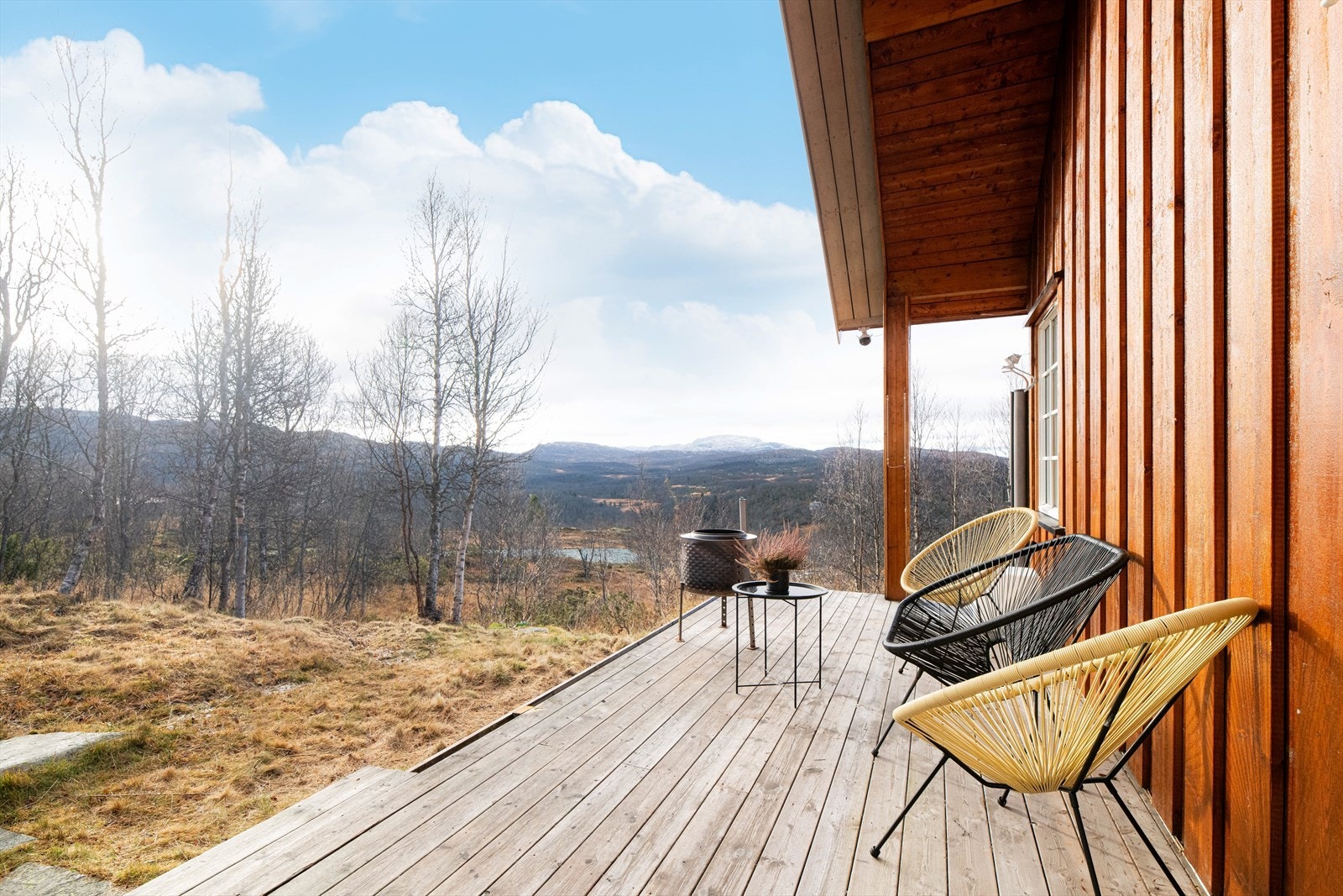 Solrik uteplass med god plass til utemøblement. Her kan man sitte å nyte utsikten. Galleribilde