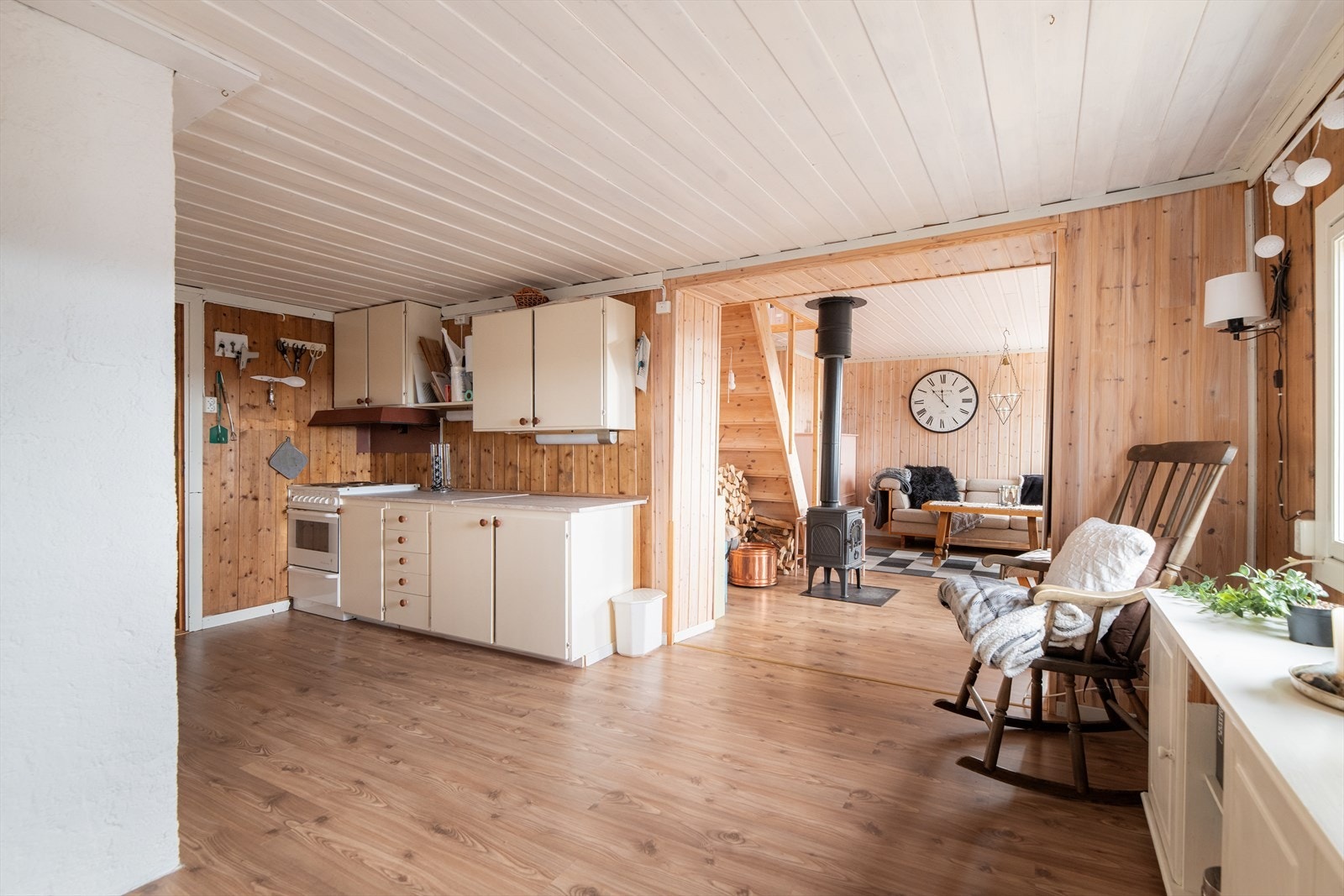 Kjøkkenet har innredning som består av over- og underskap med slette fronter og benkeplate i heltre. Galleribilde