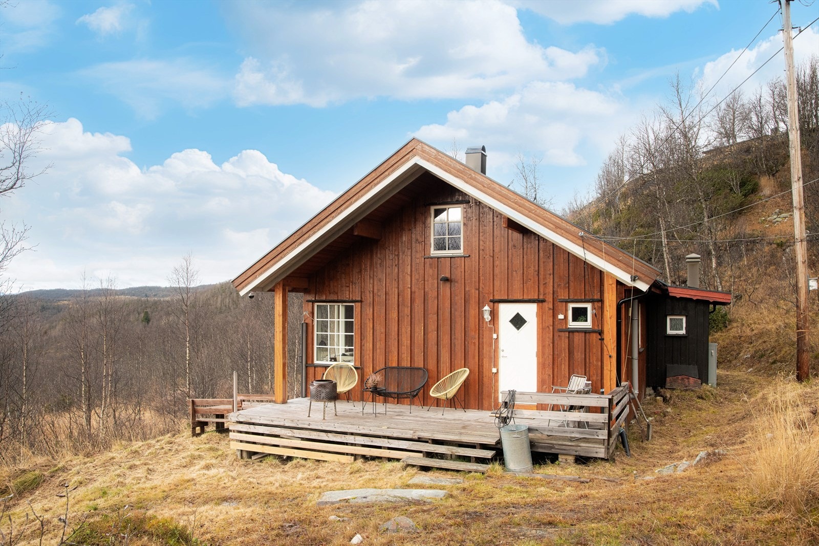 Her er du like ved bl.a. turer i Norges største nasjonalpark - Hardangervidda, Møsvatn med både båttur og fine fiskemuligheter, kort avstand til Sabotørstien, Vemork og Gaustatoppen. Galleribilde