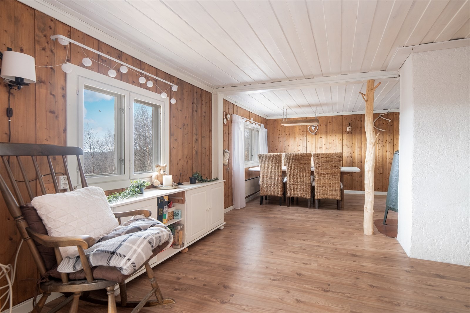 Hytta er opprinnelig fra 1969, men er tilbygget i 2011 med stue, soverom, vindfang og hems. Galleribilde