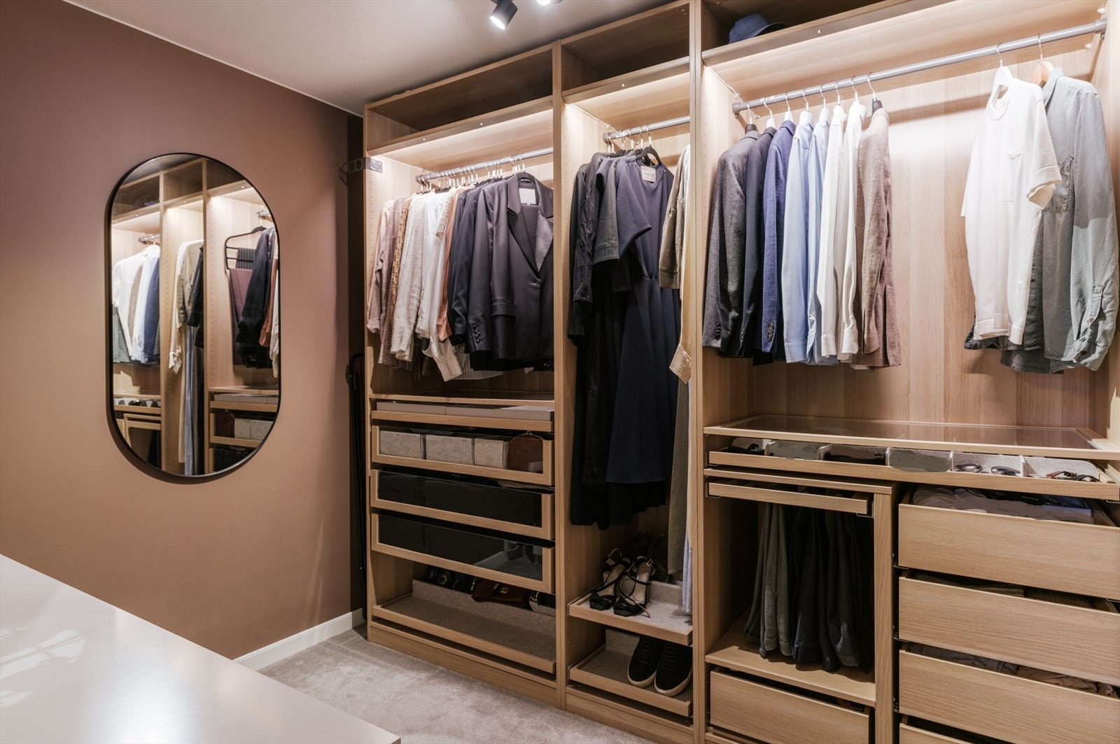 Her har man god plass til masse klær og oppbevaringsmøbler. Opprinnelig var dette en innvendig bod som forrige eier omgjorde til en walk-in-closet. Det kan tilbakeføres dersom man ønsker det. Galleribilde