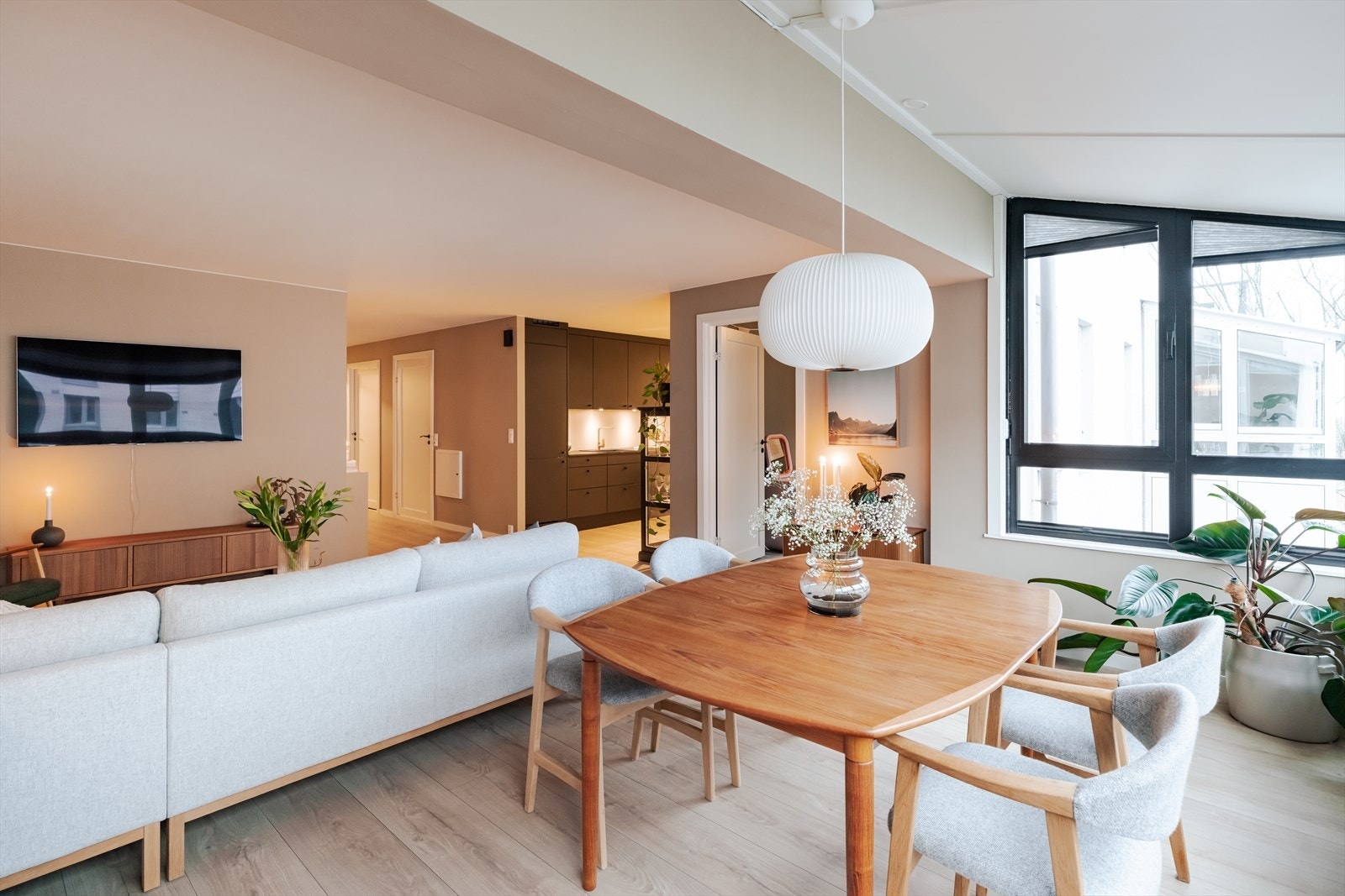 Leiligheten ligger høyt og fritt til i byggets 4. etasje, og har heisadkomst. Galleribilde