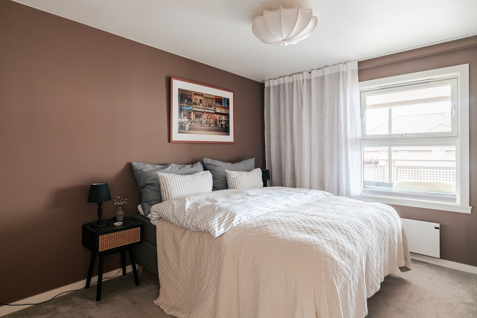 Stort hovedsoverom som vender mot rolig, indre gårdsrom og svalgang. Galleribilde