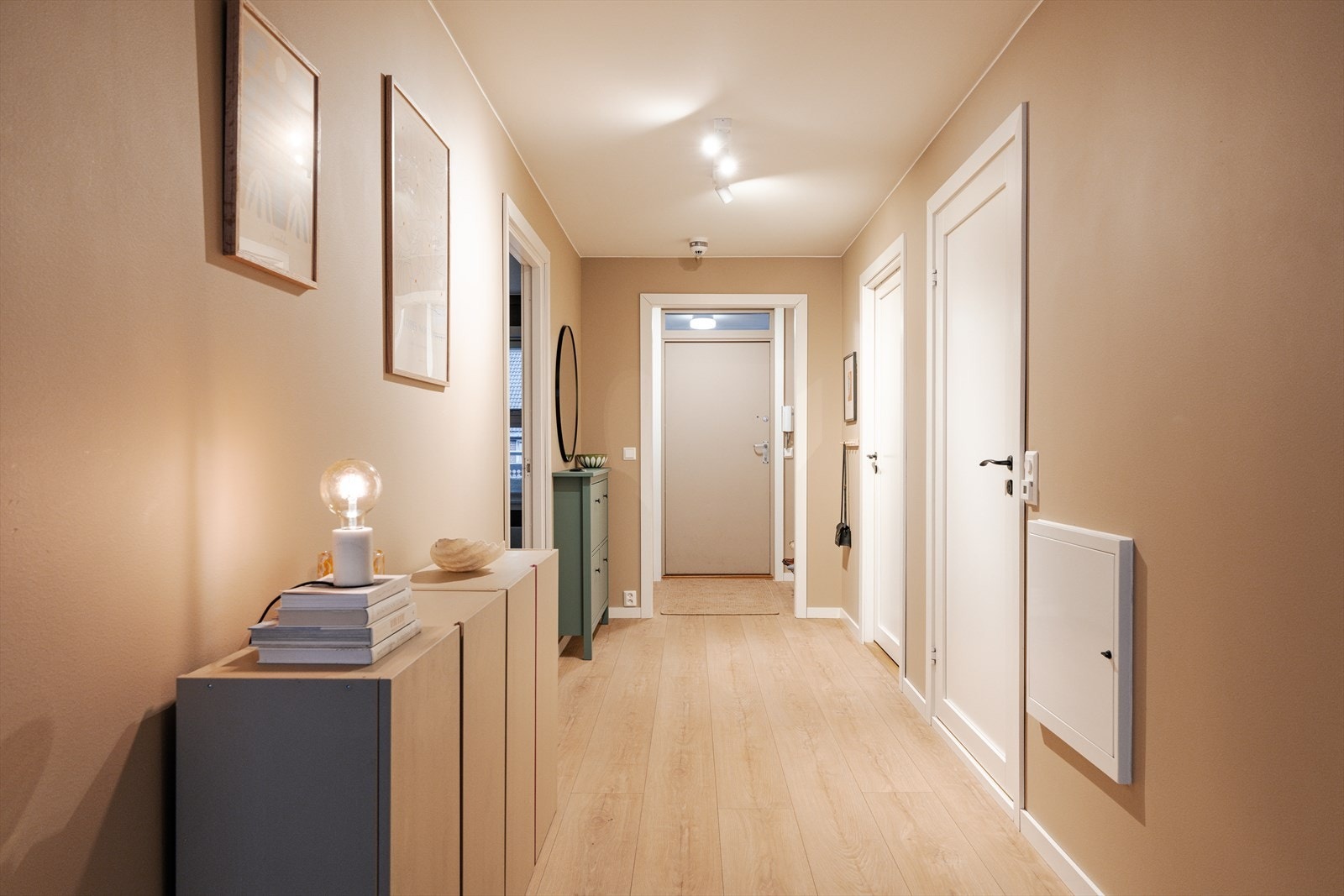 Romslig mellomgang. Galleribilde