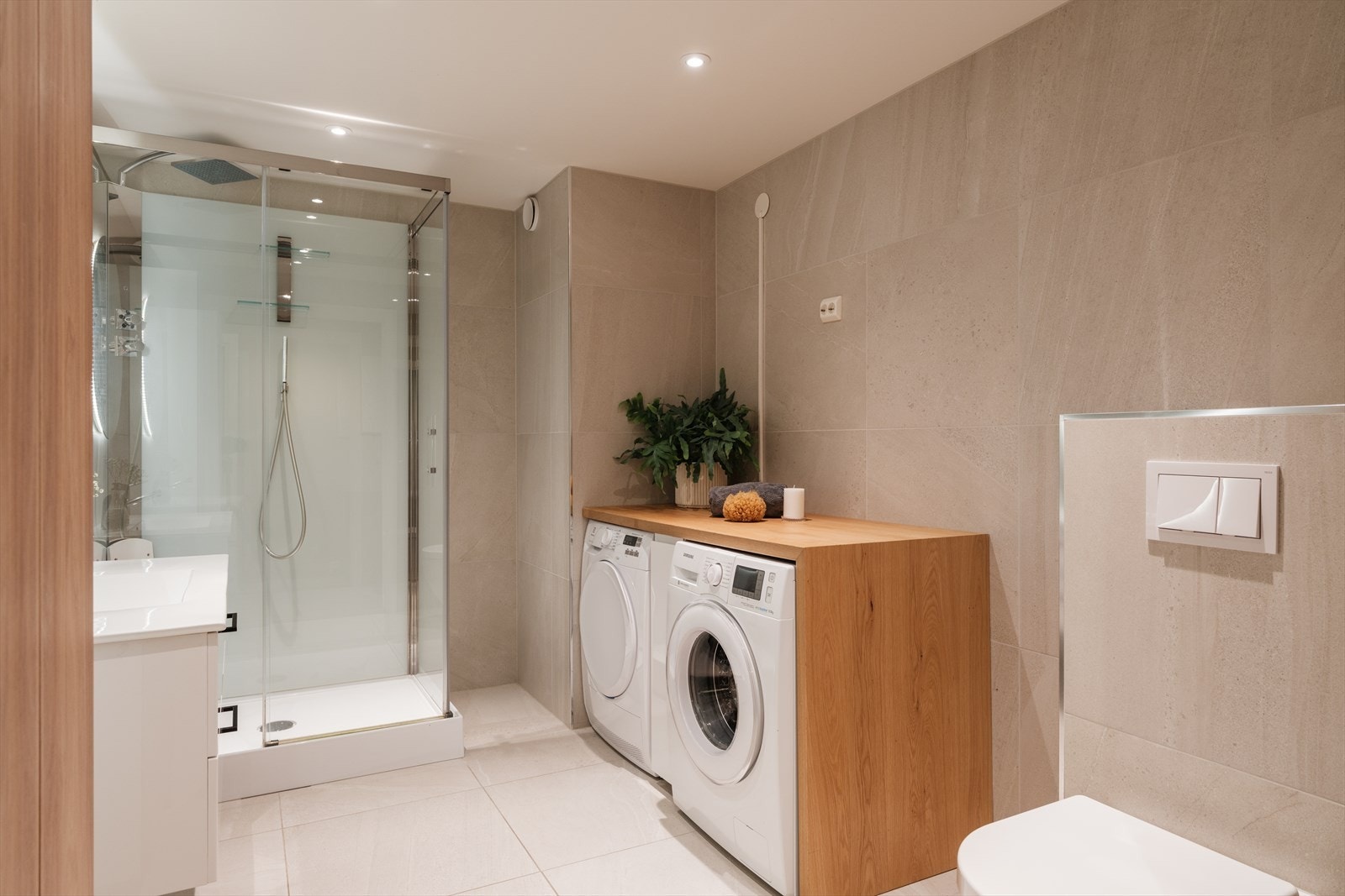 Det er montert gulvvarme, downlights og mekanisk avtrekk. Badet ble oppgradert i 2020. Se tilstandsrapporten for mer informasjon. Galleribilde