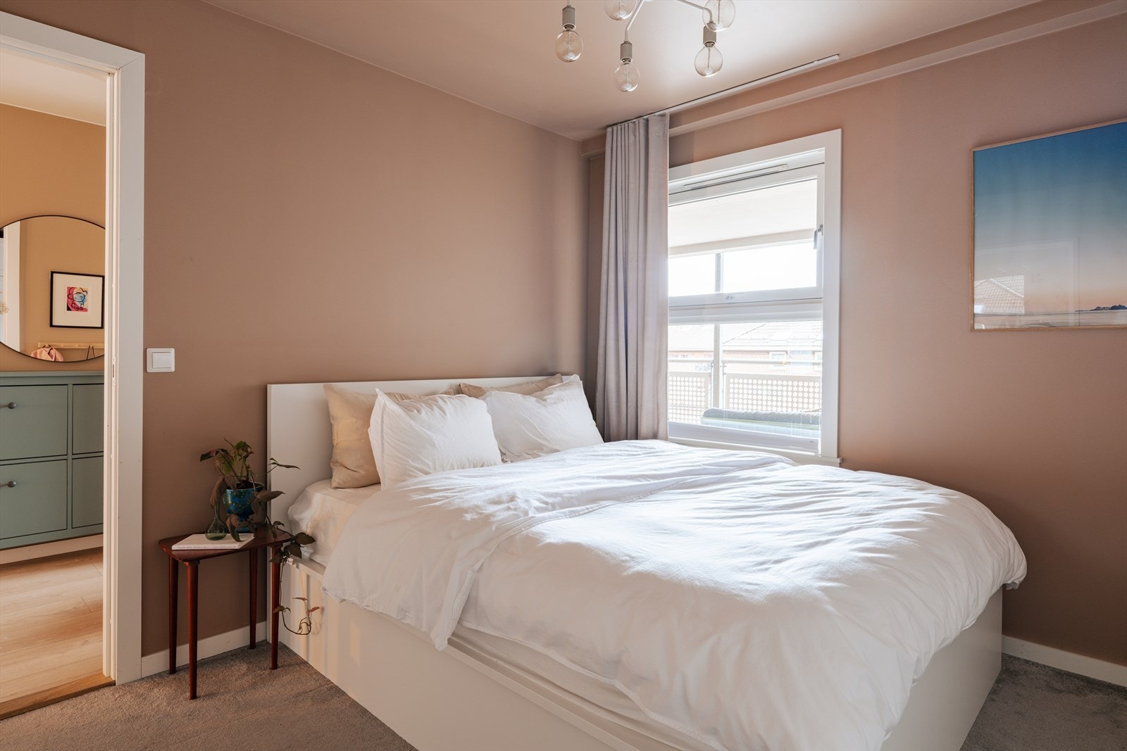 Soverom II er også av god størrelse og vender mot indre gårdsrom. Rommet er i dag innredet som barnerom, men passer også fint til gjesterom, kontor eller lekerom. Galleribilde