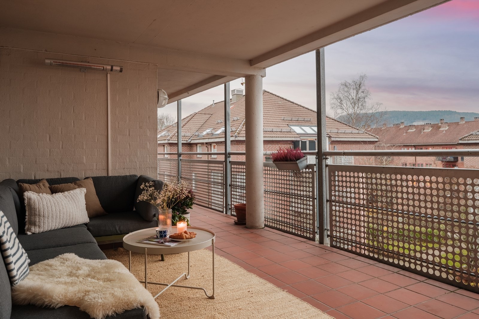 Her kan man nyte morgensolen. Fin utsikt mot Grefsenkollen og indre gårdsrom. Galleribilde