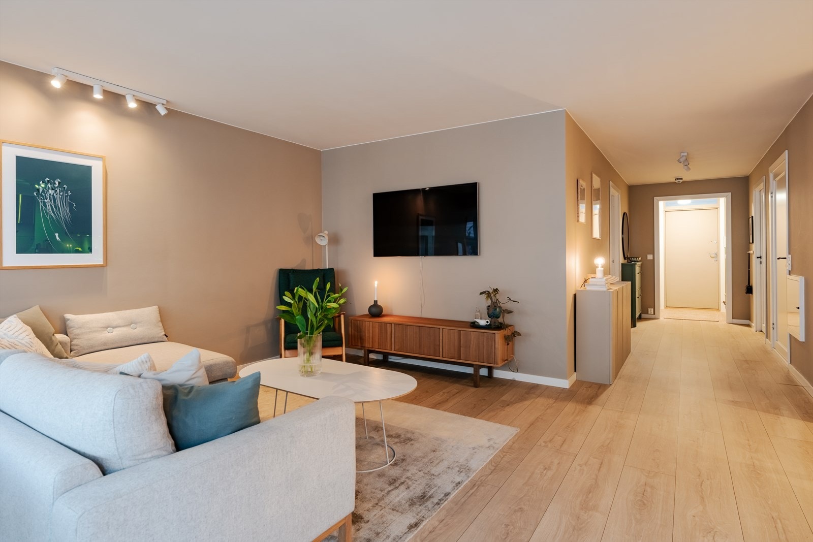 Leiligheten er gjennomgående med store vindusflater på begge ender. Legg merke til den store mellomgangen med plass til oppbevaringsmøbler hvis ønskelig. Galleribilde