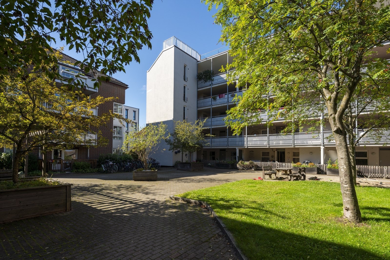 Gårdsplassen er steinlagt og har en flott, plassbygd sittegruppe. Galleribilde
