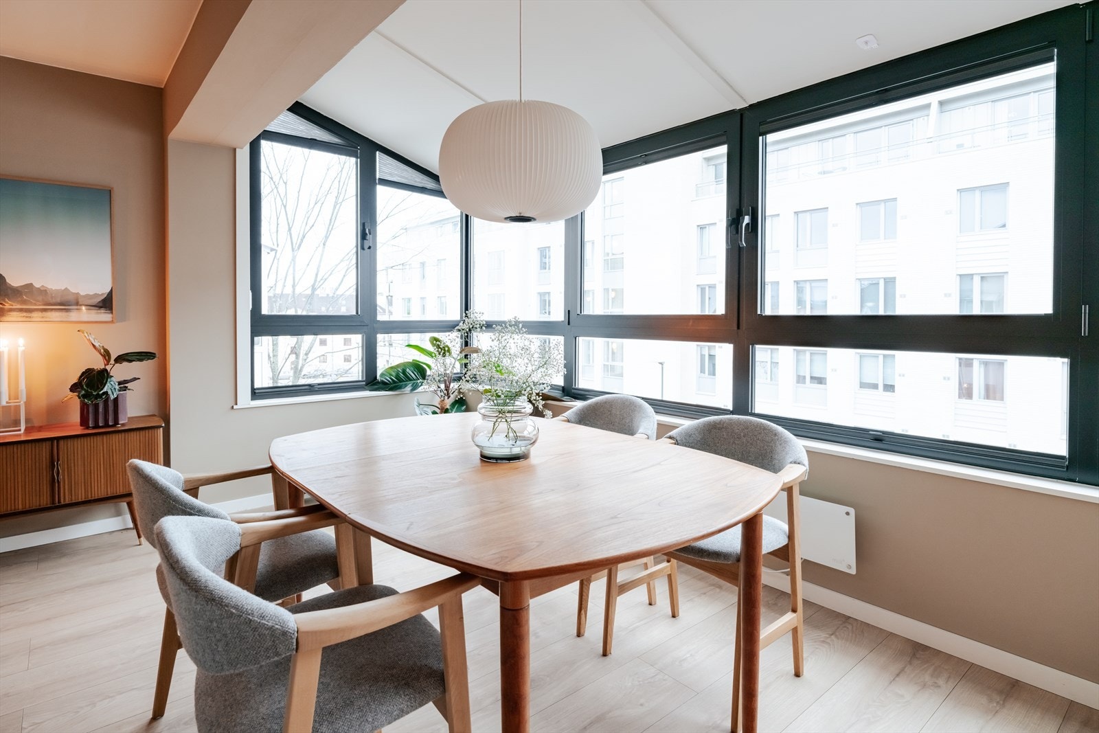 Svært romslig stue med god plass til både spisebord og sofagruppe. Galleribilde